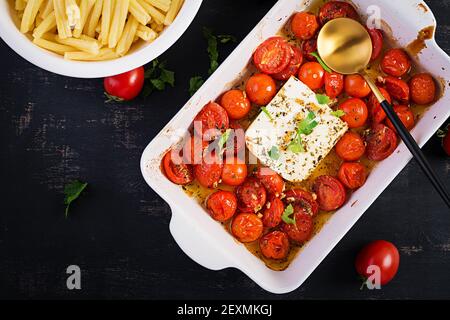 Fetapasta. Trending viralen Feta backen Pasta Rezept aus Kirschtomaten, Feta-Käse, Knoblauch und Kräuter in einer Auflaufform. Draufsicht, oben, Copy SPA Stockfoto