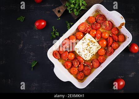 Fetapasta. Trending viralen Feta backen Pasta Rezept aus Kirschtomaten, Feta-Käse, Knoblauch und Kräuter in einer Auflaufform. Draufsicht, oben, Copy SPA Stockfoto