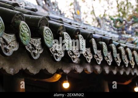 Eine Nahaufnahme von dekorativen traditionellen koreanischen Dachziegeln Stockfoto