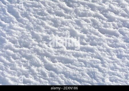 Weißer Schnee Hintergrund in sonnigen Wintertag Stockfoto