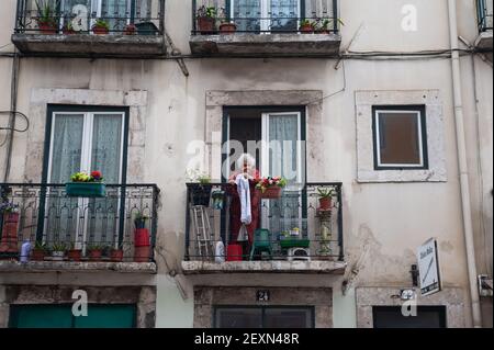 12,06.2018, Lissabon, Portugal, Europa - eine alte Frau steht auf dem Balkon ihres Hauses in der Altstadt der portugiesischen Hauptstadt. Stockfoto