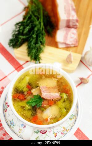 Italienische Suppe mit Gemüse und Speck Stockfoto