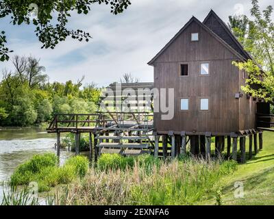 JELKA, SLOWAKEI - 9. Mai 2020 - Nahaufnahme der historischen hölzernen Wassermühle an der Kleinen Donau am Sommertag. Museum und technisches Denkmal. Stockfoto