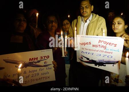 Amritsar, Indien - 20. März 2014: Mitglieder der Menschenrechtsorganisation Akhil Bharatiya veranstalten am Donnerstag in Amritsar eine Kerzenlichtmahnwache zur Sicherheit der Passagiere des vermissten malaysischen Flugzeugs. Das verschwundene Flugzeug verschwand vor einer Woche mit 227 Passagieren und 12 Besatzungsmitgliedern und verblüffte die internationalen Rettungs- und Suchteams, die keine Überreste oder Hinweise in den Gewässern rund um Südostasien gefunden haben. Alle Passagiere und die Besatzung werden derzeit wegen möglicher Sabotage untersucht, obwohl keine Beweise für eine solche Aktivität gefunden wurden. (Foto: Prabhjot Gill/Pacific Press/Sipa USA)