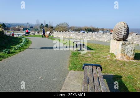 Greenfield, Flintshire, Großbritannien: 2. März 2021: Öffentliche Skulpturen und Sitzbereiche, um die Aussicht zu genießen, sind ein gemeinsames Merkmal auf dem North wales Coastal Path. Se Stockfoto