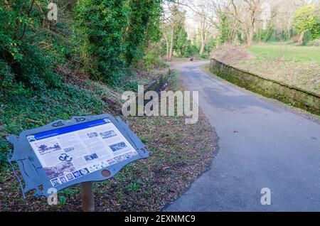 Holywell, Flintshire, Großbritannien: 2. März 2021: Eine ehemalige stillgestellte Eisenbahnlinie wurde als asphaltierter, zugänglicher Weg umfunktioniert. Es ist offen für Stockfoto