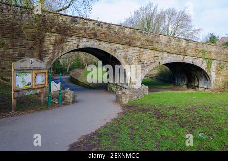 Holywell, Flintshire, Großbritannien: 2. März 2021: Der Kopf einer stillgelegten Eisenbahnlinie, ein asphaltierter, zugänglicher Weg. Hier gesehen, von wo aus die Plattform wou Stockfoto