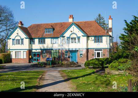 Greenfield, Flintshire, Großbritannien: 2. März 2021: Ein Gebäude, das neben der Abtei von Basingwerk in Greenfield eine Cafeteria beherbergt, ist hier vorübergehend geschlossen Stockfoto