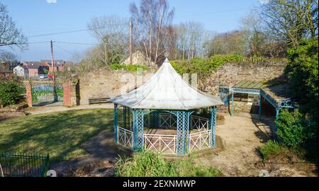 Greenfield, Flintshire, Großbritannien: 2. März 2021: Ein Bandstand und Gärten auf dem zerstörten Gelände der ehemaligen Drahtmühle, wo einst Kupfer und Messing hergestellt wurden. Stockfoto