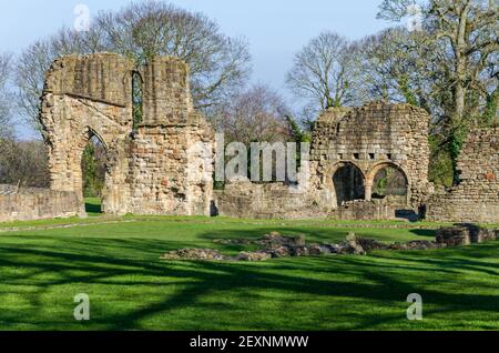 Greenfield, Flintshire, UK: 2. März 2021: Ein Teil der Ruinen der Abtei von Basingwerk in Greenfield, die in der Obhut von CADW liegt, ist hier mit der Rec zu sehen Stockfoto