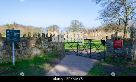 Greenfield, Flintshire, Großbritannien: 2. März 2021: Das Eingangstor zur Basingwerk Abbey in Greenfield ist hier aufgrund der Pandemiesperre vorübergehend geschlossen Stockfoto