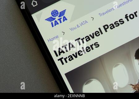 Die IATA Travel Pass Einführungsseite ist auf der IATA Website am 6. März 2021 telefonisch zu sehen. IATA plant, bald eine Reisepass-App zu starten. Stockfoto