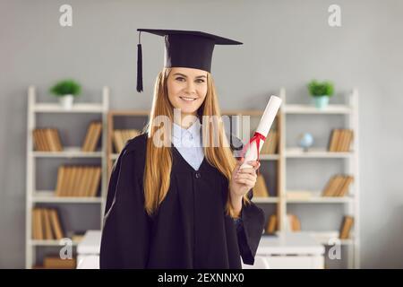 Portrait von glücklichen College oder Hochschulabsolvent mit Diplom und Lächelnd in die Kamera Stockfoto