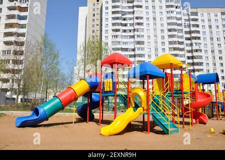 Kinderspielplatz im Hof Stockfoto