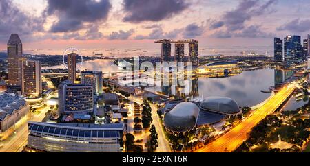 Wolkenkratzer der Skyline von Singapur bei schönem Sonnenuntergang, Luftpanorama Stockfoto