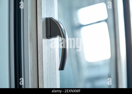 Aluminiumfenster mit elegantem Chromgriff. Stockfoto