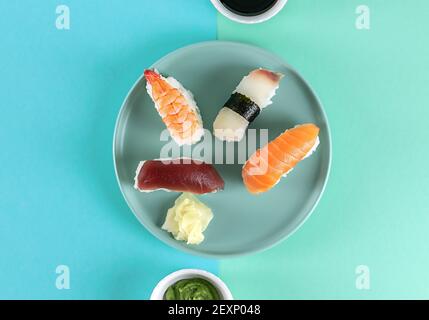 Nigiri-Sushi auf dem Teller mit Ingwer, Sojasauce und Wasabi. Stockfoto