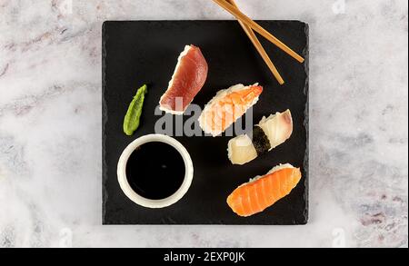 japanisches Sushi-Essen. Nigiri mit Thunfisch, Lachs, Garnelen. Draufsicht auf verschiedene Sushi-Sorten. Stockfoto