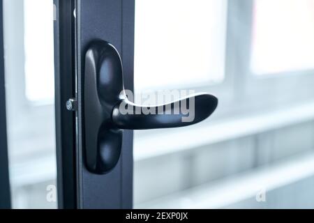 Nahaufnahme. chrome Griff auf dem Fensterrahmen. Stockfoto