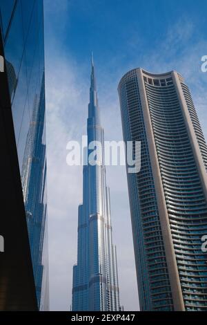 DUBAI, VEREINIGTE ARABISCHE EMIRATE - 10. FEBRUAR 2021: Bottom-up-Ansicht des Burj Khalifa im Kontrast zum blauen Himmel und den Wolken. Burj khalifa, der höchste BU Stockfoto