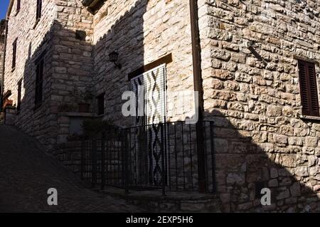 Plastikbesäumter Vorhang einer Tür in einem Ziegelhaus (Pesaro, Italien, Europa) Stockfoto