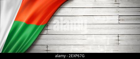 Madagaskar Flagge auf alter weißer Wand. Horizontales Panorama-Banner. Stockfoto