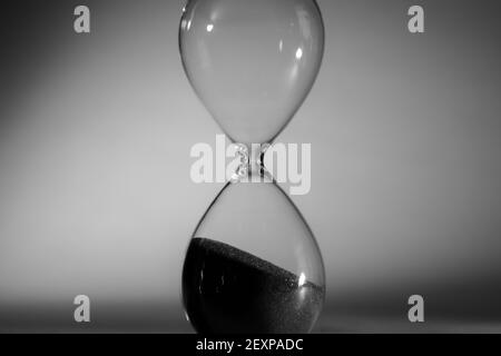 Schwarzweiß-Foto der Sanduhr Nahaufnahme Stockfoto