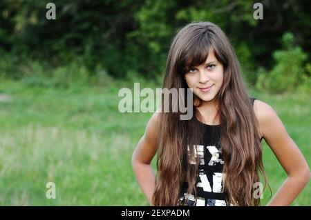 Brünette teen Mädchen auf Natur Stockfoto