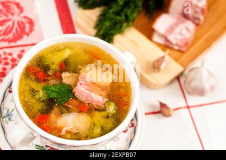 Italienische Suppe mit Gemüse und Speck Stockfoto