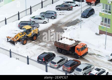 Nischni Nowgorod, Russland, Gagarin Avenue 101 k,1, 2021,03.03. Schneepflüge in den Höfen und Straßen der Stadt Stockfoto