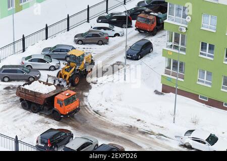 Nischni Nowgorod, Russland, Gagarin Avenue 101 k,1, 2021,03.03. Schneepflüge in den Höfen und Straßen der Stadt Stockfoto