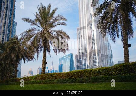 DUBAI, VEREINIGTE ARABISCHE EMIRATE - 10. FEBRUAR 2021: Bottom-up-Ansicht des Burj Khalifa im Kontrast zum blauen Himmel und den Wolken. Am unteren Ende des Gebäudes Stockfoto