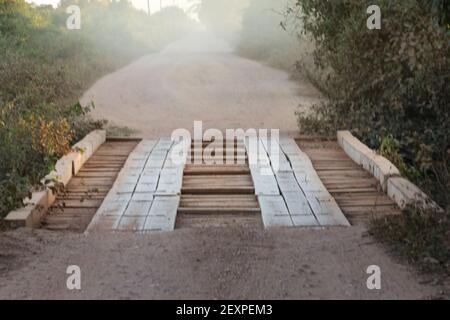 Eine der berühmten Holzbrücken auf der Transpantaneira im nördlichen Pantanal in Mato Grosso, Brasilien Stockfoto