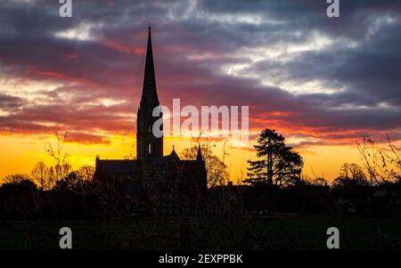 Salisbury, Großbritannien. März 2021, 5th. Sonnenaufgang über der Salisbury Cathedral in Wiltshire, England. Fotograf: Matthew Lofthouse/Alamy Live News Stockfoto