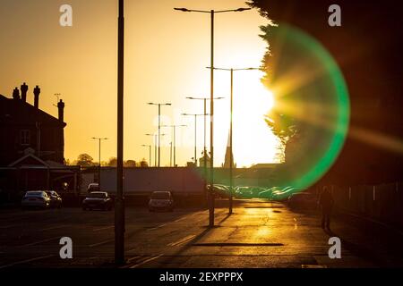 Salisbury, Großbritannien. März 2021, 5th. Pendler fahren in Richtung Salisbury Bahnhof, wenn die Sonne aufgeht. Fotograf: Matthew Lofthouse/Alamy Live News Stockfoto