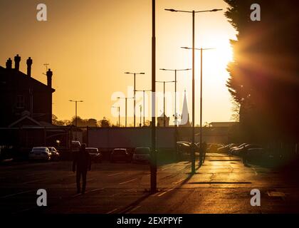 Salisbury, Großbritannien. März 2021, 5th. Pendler fahren in Richtung Salisbury Bahnhof, wenn die Sonne aufgeht. Fotograf: Matthew Lofthouse/Alamy Live News Stockfoto