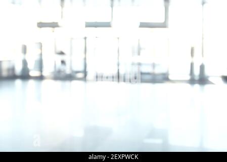 Bild einer geräumigen Bürolobby mit Glaswänden. Stockfoto