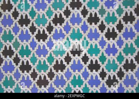 Geometrisch gemusterte Keramikfliesen, islamisch-maurisches Design, Royal Alcazar, Sevilla, Spanien Stockfoto