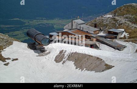 Karwendelbahn Bergstation auf 2.244 Meter über dem Meeresspiegel. Rund um dieses Wahrzeichen befinden sich zahlreiche Wander- und Kletterrouten. Stockfoto