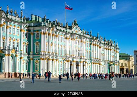 18. September 2018: St. Petersburg, Russland - das Staatliche Eremitage-Museum und der Winterpalast an einem sonnigen Herbstmorgen. Stockfoto
