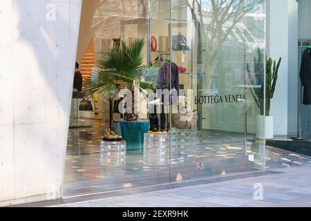 TOKIO, JAPAN - 3. März 2021: Vor einem Bottega Veneta-Laden in Tokyos Omotesando-Gegend. Das Gebäude war früher Tod's Omotesando Store. Stockfoto