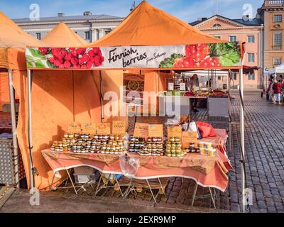 20. September 2018: Helsinki, Finnland - Marktstand auf einem Bauernmarkt auf dem Marktplatz, wo Konfitüren aus lokalen Beeren wie Molteberr verkauft werden Stockfoto