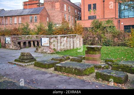 CHESTER, VEREINIGTES KÖNIGREICH - Nov 07, 2020: Ruinen eines römischen Bades mit Fußbodenheizung (Hypocaust), gefunden im römischen Garten in Chester Stockfoto