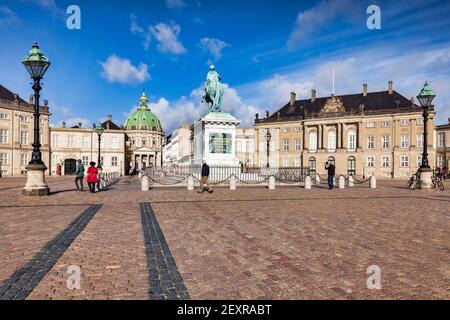 23 September 2018:Kopenhagen, Dänemark - Touristen Sightseeing in Amalienborg Platz, mit dem Königspalast, die Reiterstatue von Frederik V., und Th Stockfoto