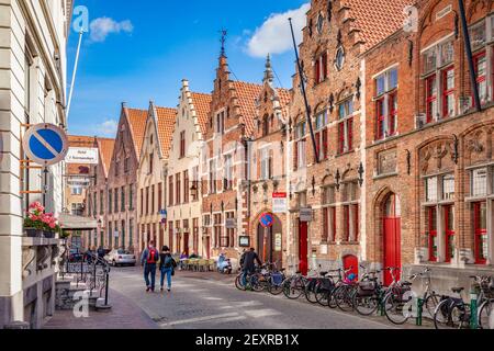 25. September 2018: Brügge, Belgien, - EINE schöne alte Straße im historischen Zentrum der Stadt, Oude Burg 14, mit typischen Gebäuden, Fahrrädern und einem y Stockfoto