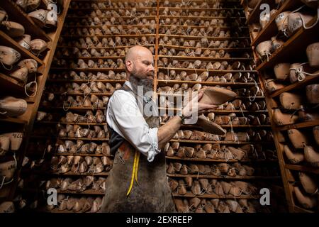 John Lobb, Hersteller feinster handgefertigter Schuhe und Stiefel, Mayfair, London, England, Großbritannien Stockfoto