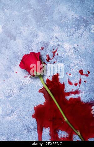 Rote Rosen und Blut auf einem blauen texturierten Hintergrund mit Platz für Text und Text Stockfoto