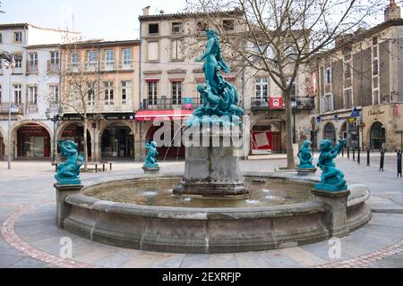 Limoux Aude France 03.04.21 verlassene Markthalle. Großer runder Steinbrunnen. Kupferblau grüne Göttin und Cheruben. Wasserstrahlen. Gewölbter Stein Stockfoto