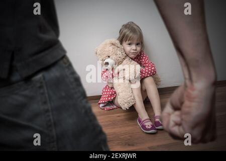 Körperliche oder körperliche Bestrafung eines Kindes. Gewalt zu Hause. Faust des wütenden Vaters. Stockfoto