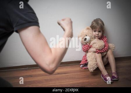 Körperliche oder körperliche Bestrafung eines Kindes. Gewalt zu Hause. Faust des wütenden Vaters. Stockfoto